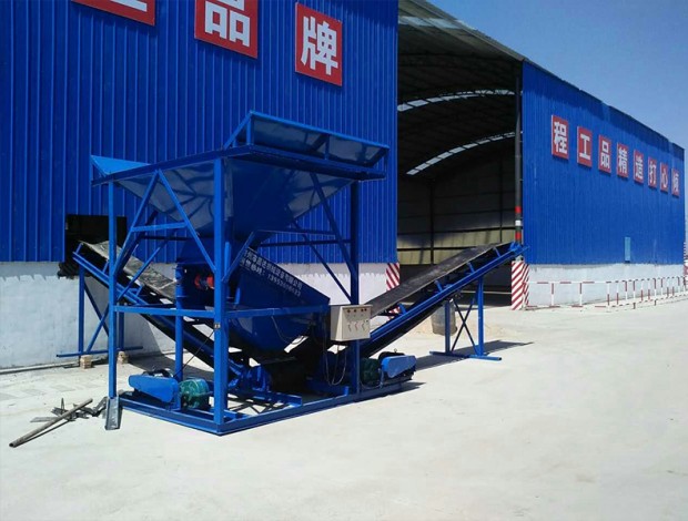 中鐵二十局鄭萬客專振動(dòng)式篩沙機(jī)工作現(xiàn)場